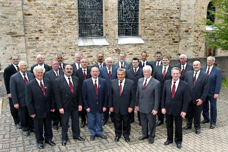 Der Chor vor der kath. Kirche St. Peter und Paul